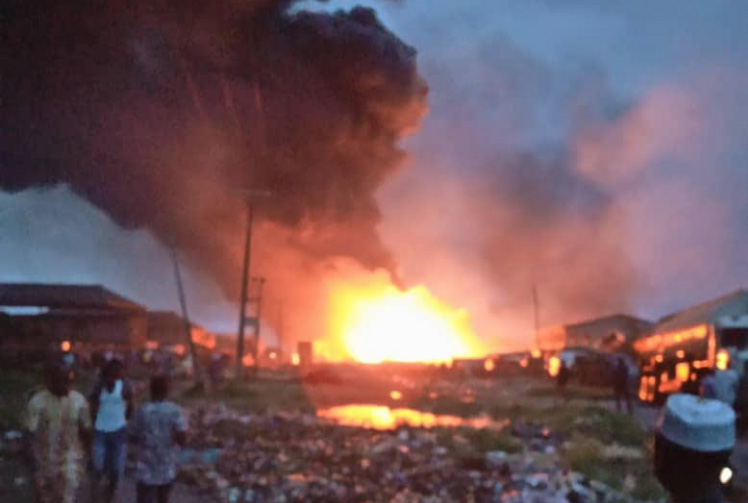 Lagos Pipeline Fire Kill Mother and Child, Burn 27 Vehicles - Oriental News  Nigeria