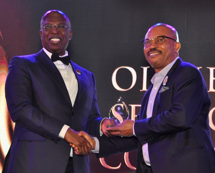Minister of State for Petroleum Resources, Chief Timipre Sylva presenting Oil Service Company of the Year 2020 award to Obi Uzu, Managing Director/Chief Executive, Global Process & Pipeline Services Limited (GPPSL) receiving the award of GPPSL as at the Nigeria International Petroleum Summit (NIPS) held in Abuja recently.