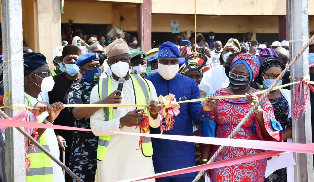 Oyo State Governor, Engr Seyi Makinde (second left) his deputy, Engr Rauf Olaniyan (left); Speaker Oyo State House of Assembly, Hon Debo Ogundoyin (middle); Secretary to the State Government, Mrs Olubamiwo Adeosun (second right) and Head of Service, Alhaja Ololade Agboola during the flag off of Iwo-Road Bus Interchange, Ibadan. PHOTO: Oyo State Government.