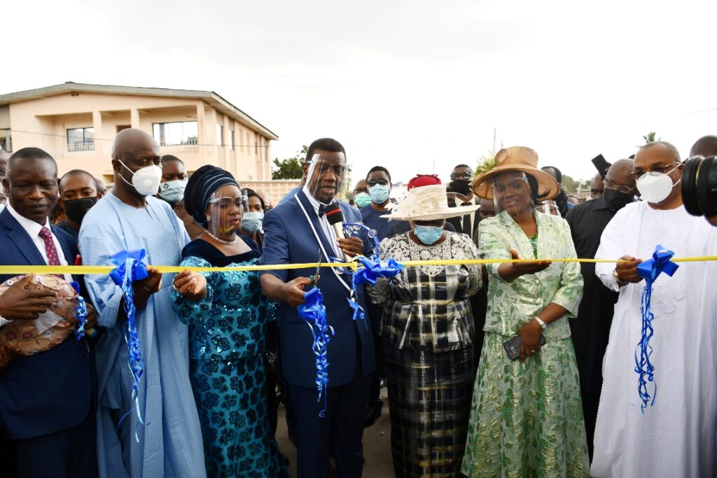 From left, President, The Sword of the Spirit Ministries, Bishop Francis Wale Oke; Oyo State Governor, Engr Seyi Makinde; his wife, Tamunominini; Pastor Enoch Adeboye; his wife, Folu; Pastor (Mrs) Victoria Oke and Akwa Ibom State Governor, Mr Udom Emmanuel during the commissioning of Pastor Enoch Adejare Adeboye Global Mission Centre, Ibadan.