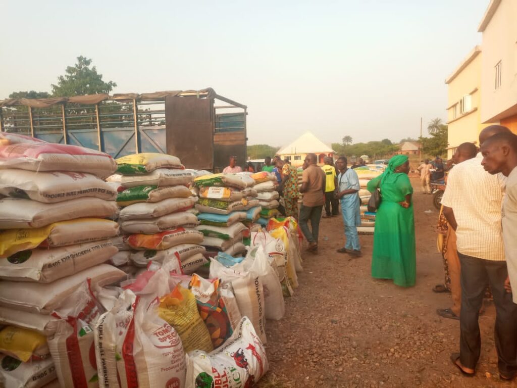 Kogi State Governor Distributes Rice To Residents For Christmas
